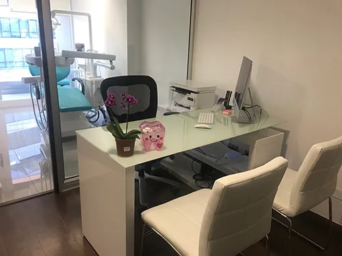Sala de espera cómoda en nuestra clínica dental de Providencia